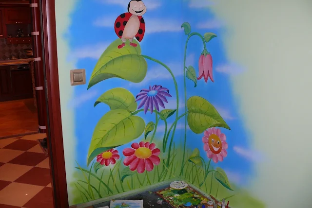 Künstlerische Wandmalerei Wandgemälde, malowidło ścienne w pokoju dziewczynki, kwiaty na ścianie w pokoju dziewczynki