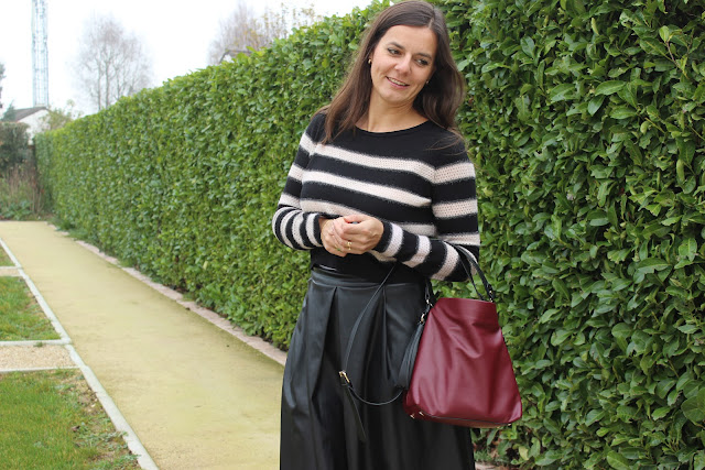 Jupe simili cuir mi longue Naf Naf, crop top, sac bourse bordeaux zara