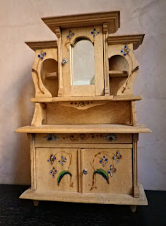 antica credenza delle bambole