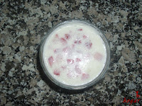 Flan de queso con fresones-poniendo el flan en el molde