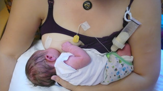 Женщина показывает большие сиськи и сосет из них молоко