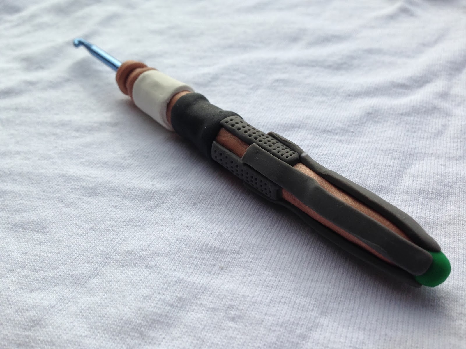 Cherelledx Sonic Screwdriver crochet hook grip tutorial