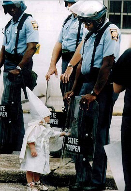 "NADIE NACE RACISTA" HIJO MIEMBRO DEL KU KLUX KLAN TOCA SU REFLEJO ESCUDO ANTIDISTURBIOS (1992)
