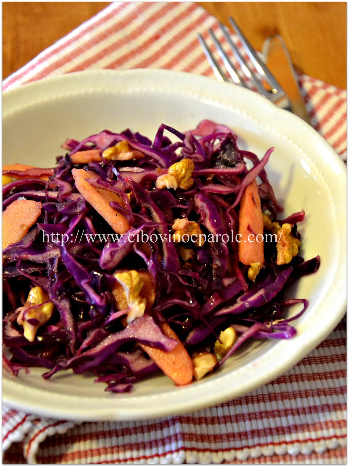 Insalata cavolo rosso mele e noci Red cabbage, apple and walnut salad