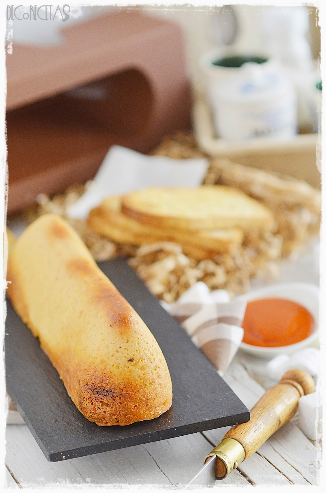 Pastel de pizza en plato de pizarra