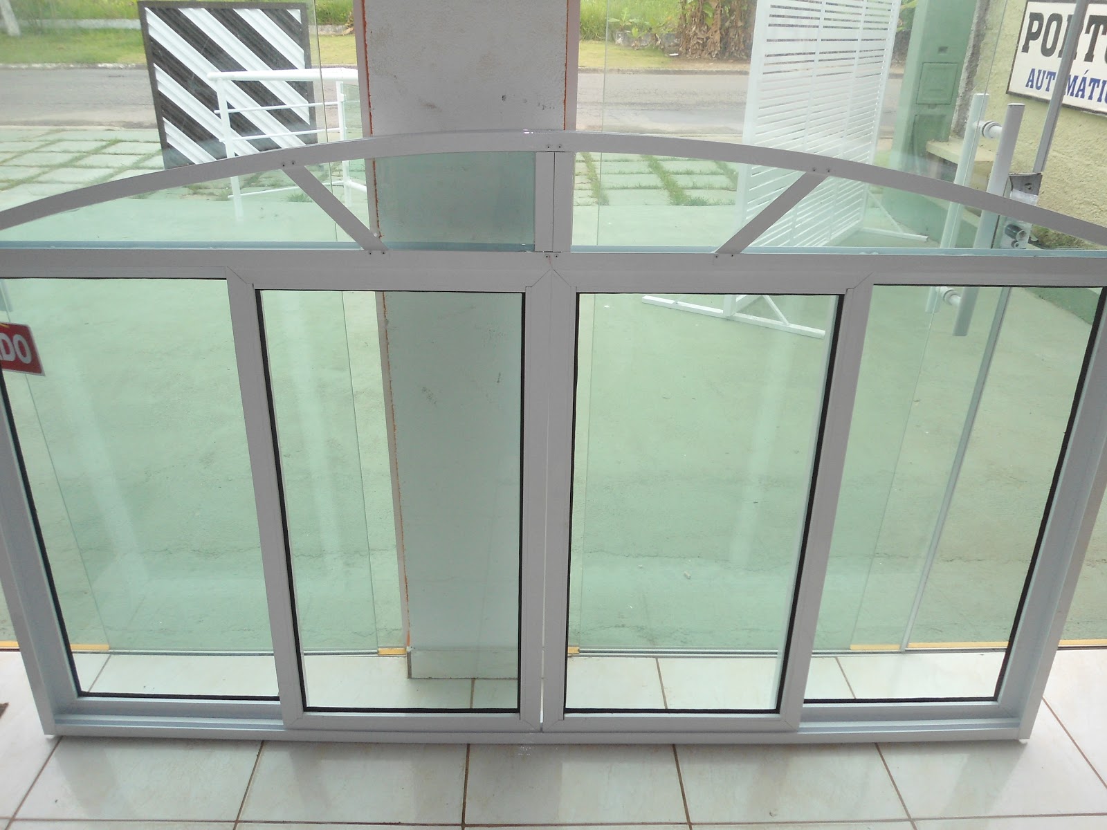 #6F7853 PORTA SOCIAL EM ALUMÍNIO BRANCO E JANELA ALUMÍNIO BRANCO COM VIDRO 1006 Portas E Janelas De Aluminio Branco Atlantica