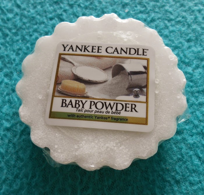 Blondwłosa Chemiczka Yankee Candle Baby Powder (wosk)
