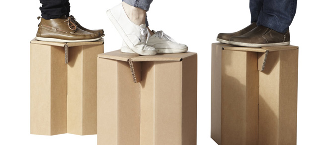 Empresa fabrica móveis de papelão reciclável