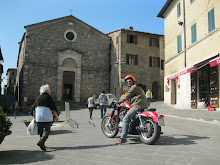 In motocicletta nel centro di Montalcino