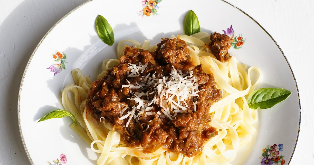 Hiidenuhman keittiössä Ragu salsiccia makkarasta (Salsiccia al ragù) Hiidenuhman keittiössä Ragu salsiccia makkarasta (Salsiccia al ragù)