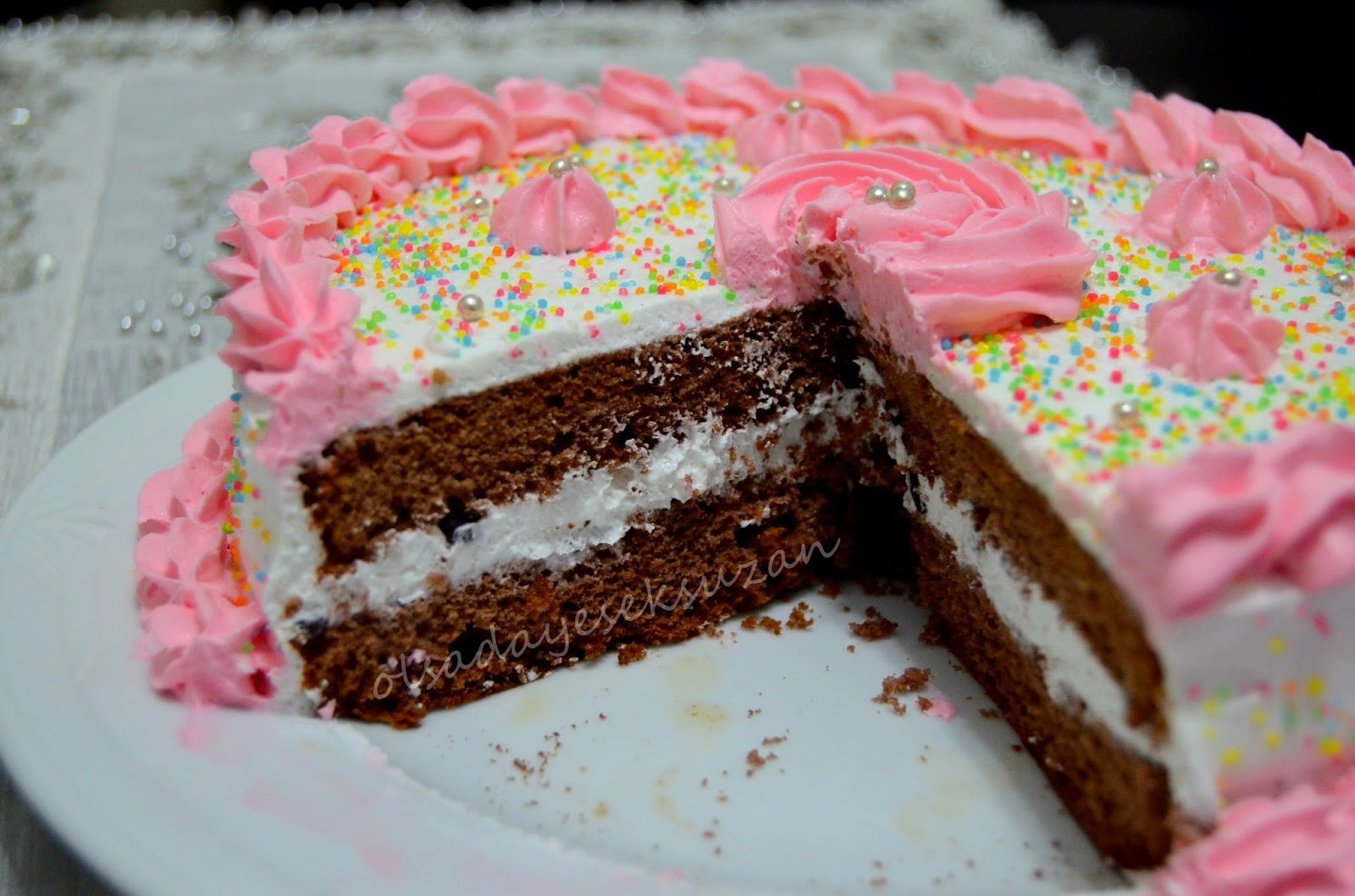 krem şanti ile pasta süsleme