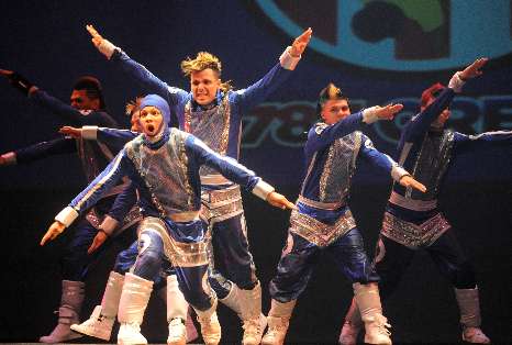 Video: 787 Crew performs in