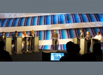 Durante primeiro debate entre os candidatos ao governo da PB, apresentador ameaça esvaziar plateia