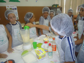 Manuella dando a sua ajuda.