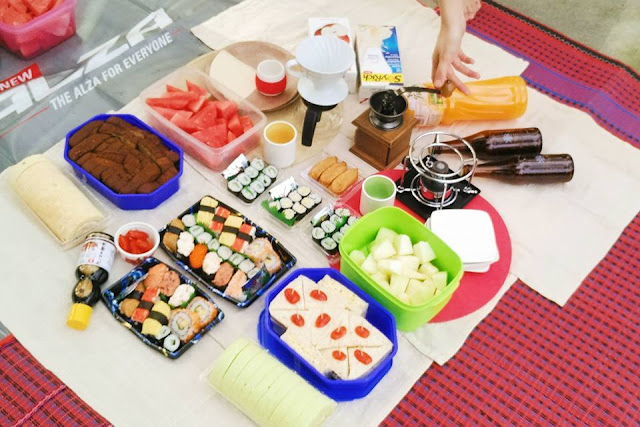 Picnic at Lake Gardens, Kuala Lumpur Picnic at Lake Gardens, Kuala Lumpur