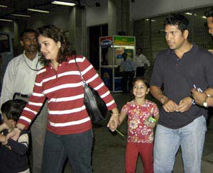 sachin with wife and children
