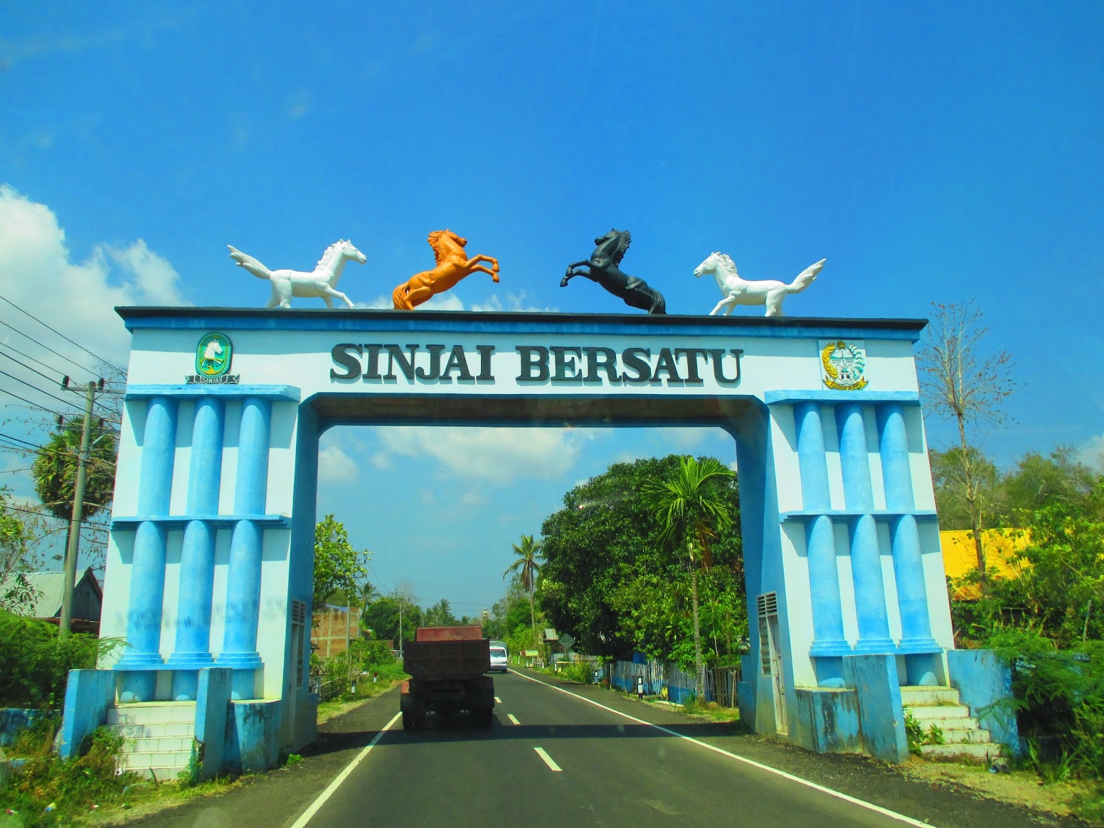 Gapura depan Desa Sinjai