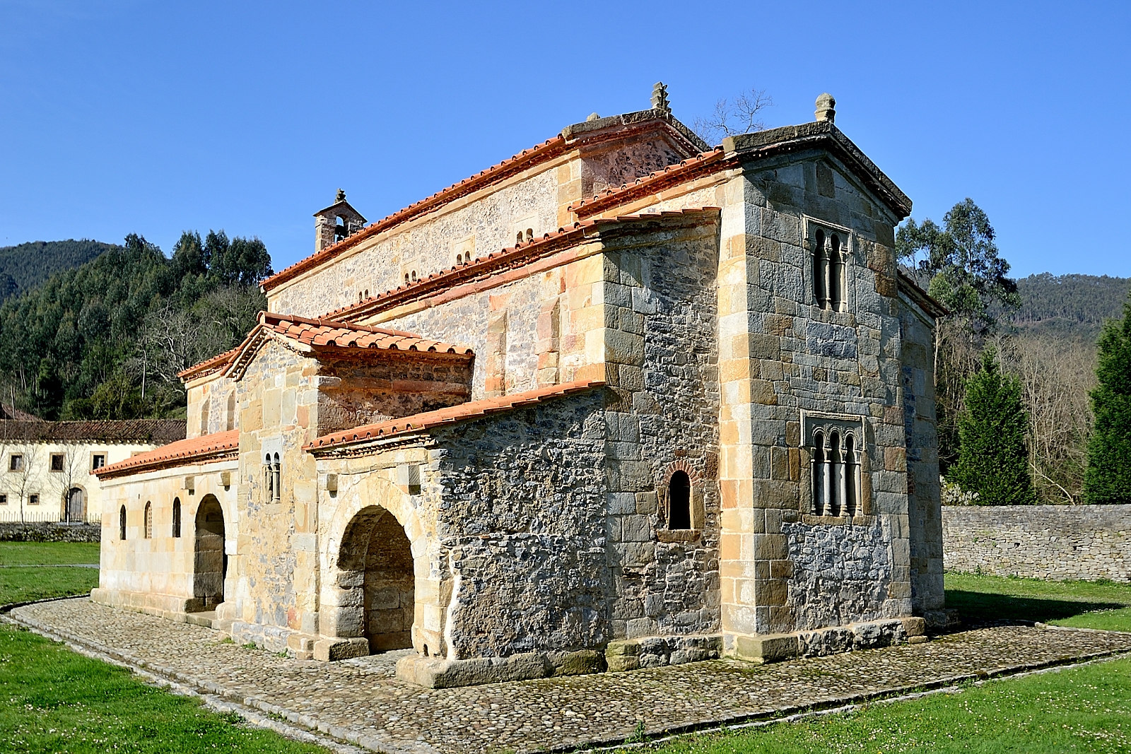 HISTORIA Y ARTE SAN SALVADOR DE VALDEDIOS, JOYA DEL PRERROMÁNICO ASTURIANO