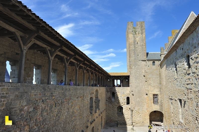 La cour du midi et sa tour pinte Carcassonne La cour du midi et sa tour pinte Carcassonne au delà du cliché photo pascal blachier