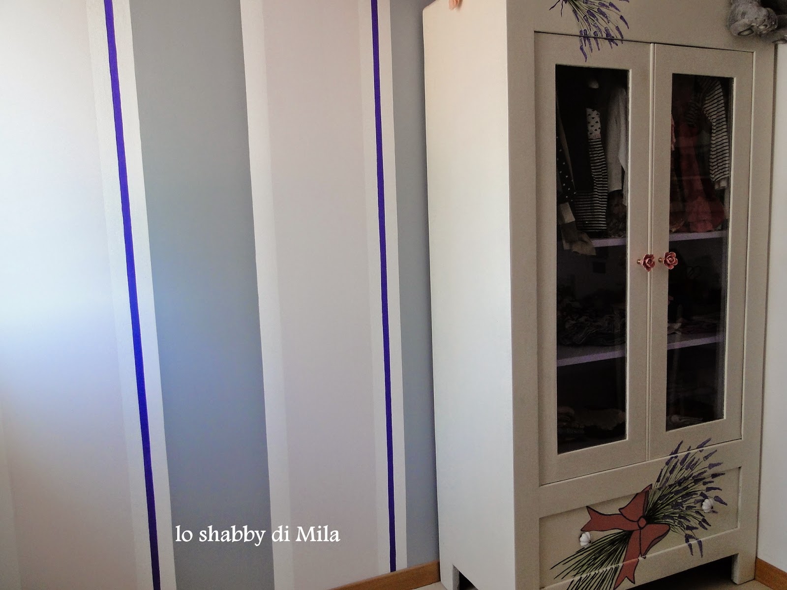 Pareti a righe lilla: pin decorazione pareti cameretta righe lilla ...