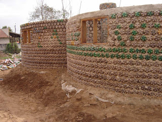 Casas construídas com garrafas pet