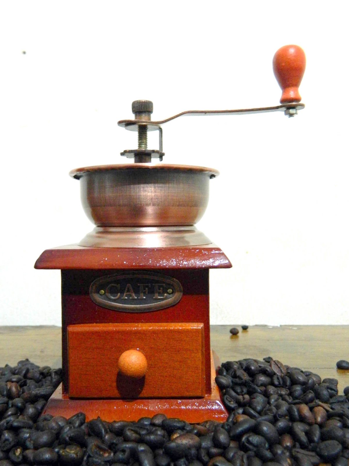 'Djago' Antik, Vintage, & Kolektibel Grinder Kopi Manual "CYPRUS" Kayu