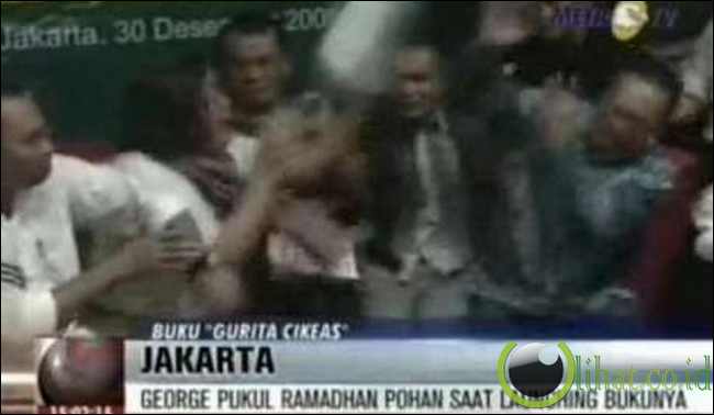 George Pukul Buku ke Wajah Ramadan Pohan