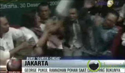 George Pukul Buku ke Wajah Ramadan Pohan