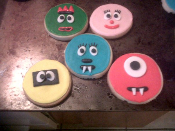 These are a few pics of Yo Gabba Gabba cookies I made last year for title=