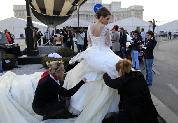 أطول فستان فرح في العالم لعام 2012 Emma+Romanian+model+wearing+Longest+wedding+dress+7