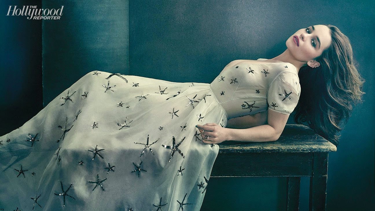 Последнее фото. Эмилия Кларк в платье на столе: