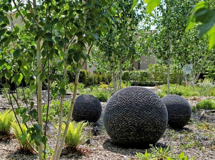 川の石で創った完璧な球体アート