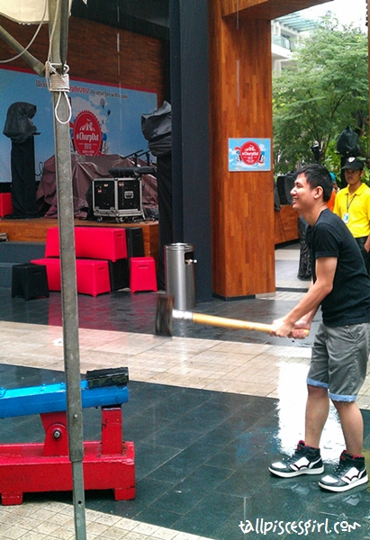 Le bf playing High Striker Le bf playing High Striker