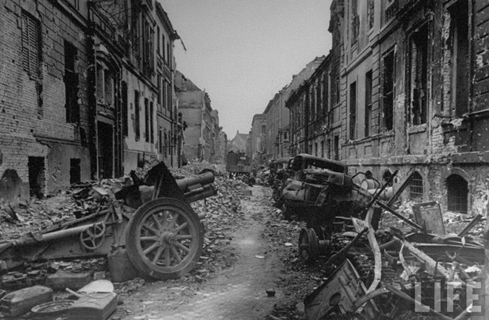 germany post world war ii Post-war literature in germany the end of wwii on 05/08 1945 left germany in rubbles emotionally as well as physically the end of the second world war on may 8 has also come to be known in germany as a “nullpunkt” or a “stunde null,” a “zero point” or a “zero hour” no more war. germany post world war ii Post-war literature in germany the end of wwii on 05/08 1945 left germany in rubbles emotionally as well as physically the end of the second world war on may 8 has also come to be known in germany as a “nullpunkt” or a “stunde null,” a “zero point” or a “zero hour” no more war.