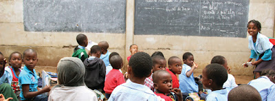 Cerca de 2 mil crianças estudam ao relento na EPC da Liberdade