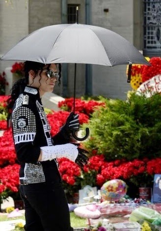 Michael Jackson é a celebridade morta que mais gera lucro Foi o segundo ano consecutivo de Michael no topo da lista. Ele reconquistou o título em 2013, um ano depois de ser empurrado para a segunda colocação pela atriz Elizabeth Taylor, falecida em 2011