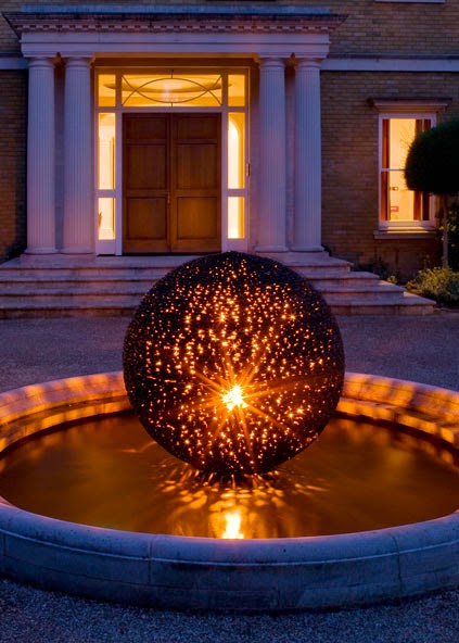 川の石で創った完璧な球体アート