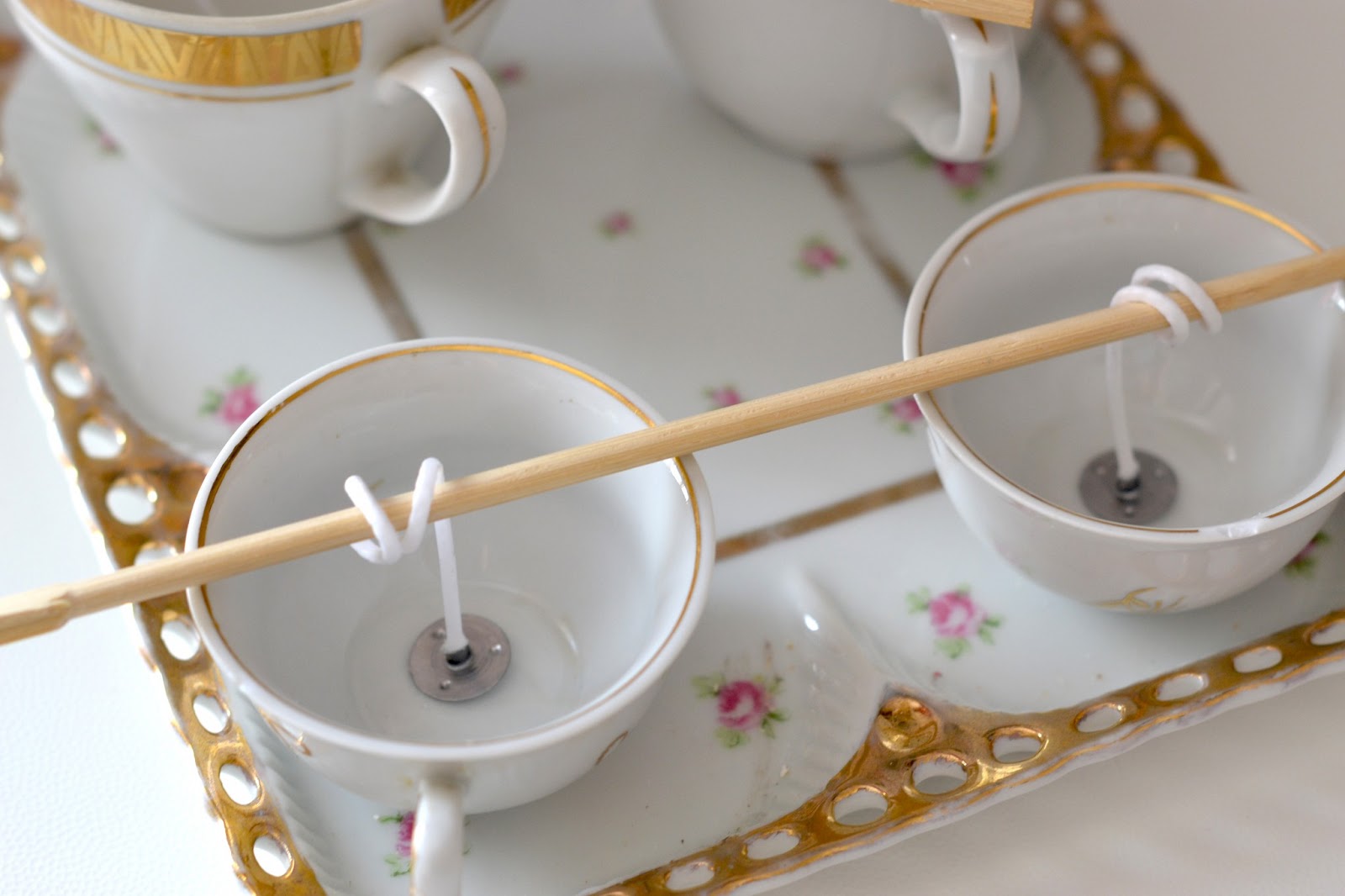 DIY candes in vintage cups? Kitchy World