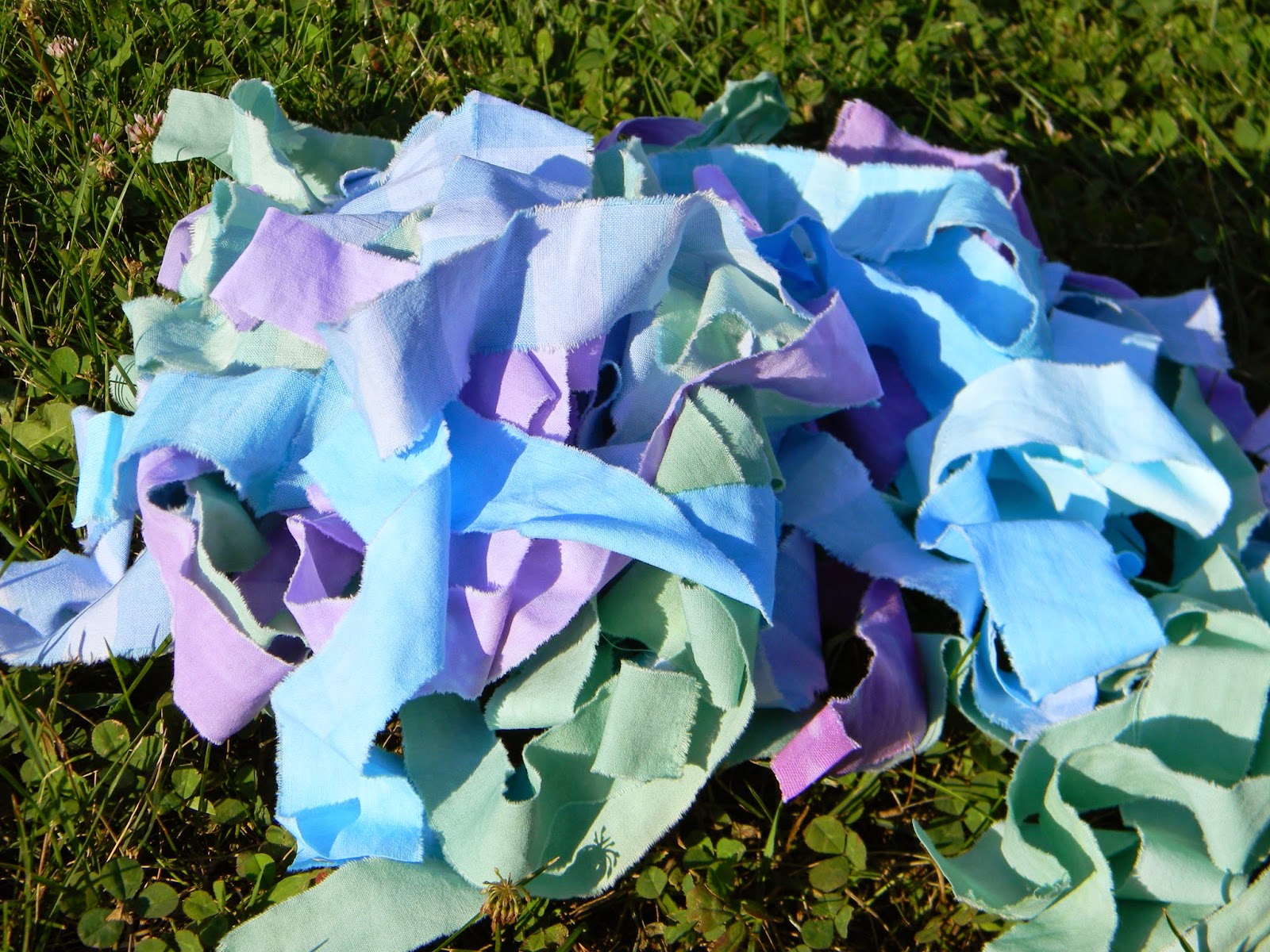 Artistic Endeavors 101 A Raggy Rug from Old Sheets... A DIY Tutorial