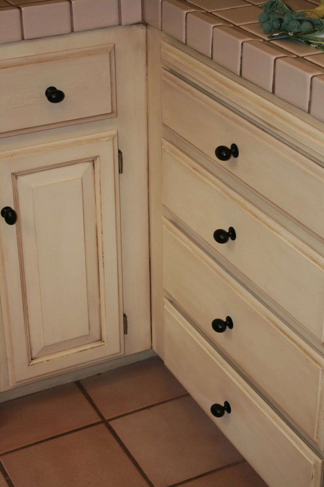 How to clean grease off kitchen cabinets Kitchen Cabinets Painted with Chalk Paint