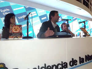 DISERTANDO EN STAND DE PRESIDENCIA