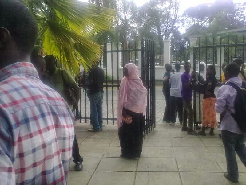 YA JUU WAKIWA NJE YA JENGO LA WIZARA YA ELIMU NA MAFUNZO YA UFUNDI