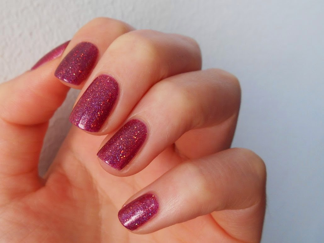 Je me suis contentée de peindre mes ongles avec le sublissime Poisoned Apple de Starrily. Comme ce ci.