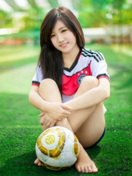 Fan Việt xinh như mộng chụp ảnh cổ vũ tuyển Đức