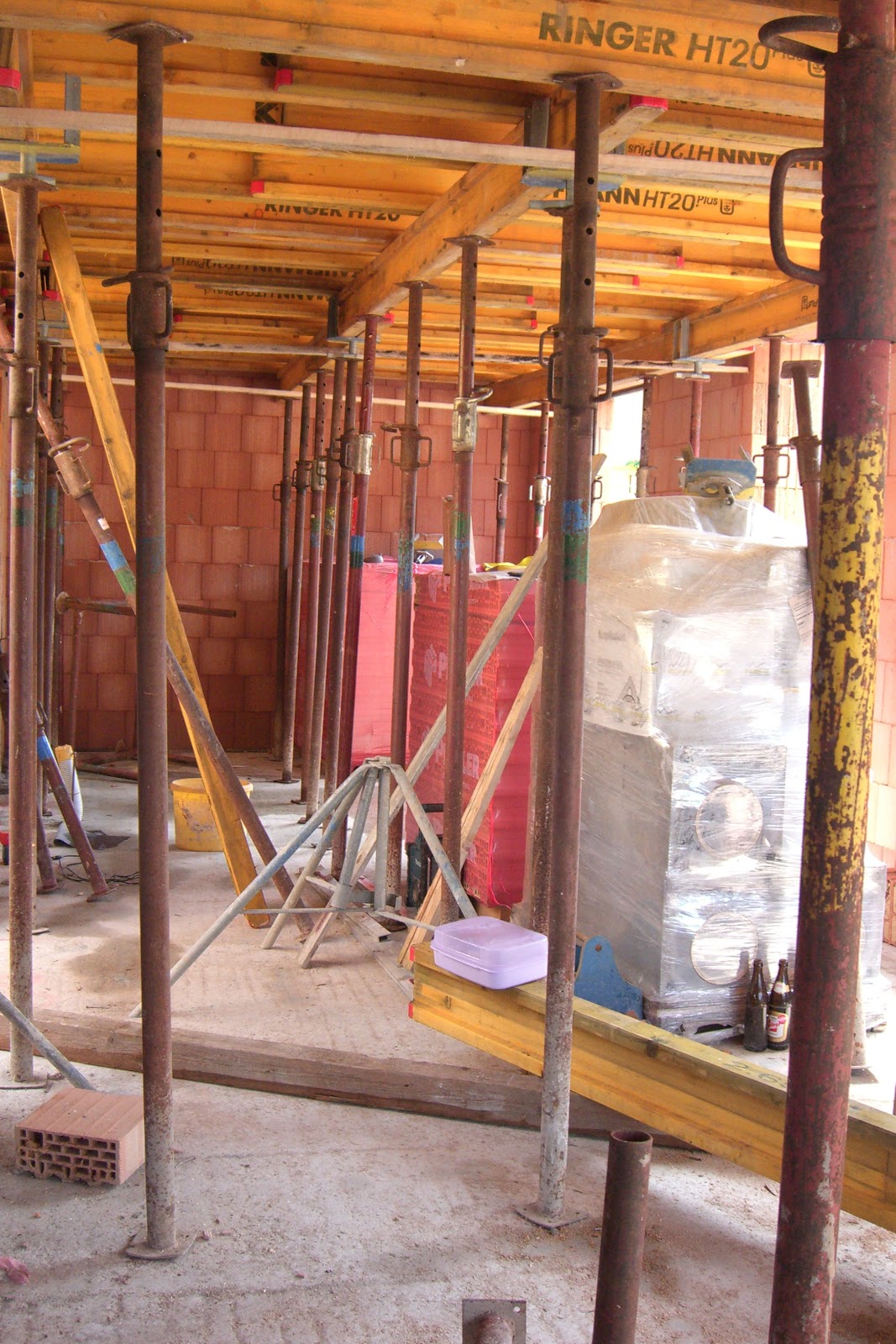 Am Bau "z'taging": Betondecke und Stiege schalen