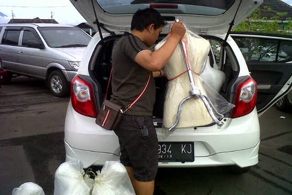 Si Bapak IMers Ganteng Lagi Masukin Manekin ke Mobil Si Bapak IMers Ganteng Lagi Masukin Manekin ke Mobil