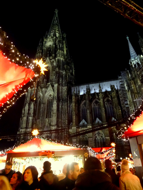 Cologne, Germany: Christmas Market at the Cathedral (Weihnachtsmarkt am Kölner Dom) | Travel and