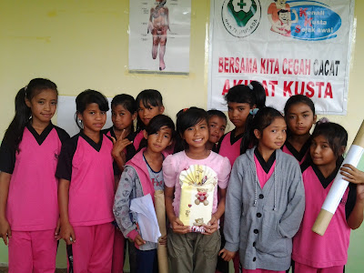 kelompok anak SDN Anca, sang juara Lomba CTPS sedang memegang hadiah