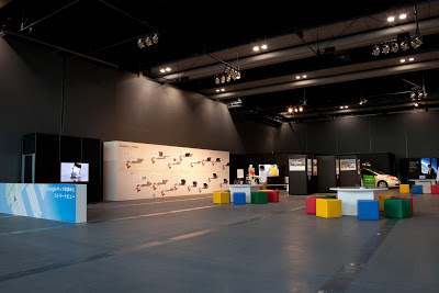 日本科学未来館でストリートビューの展示の様子を示す画像。