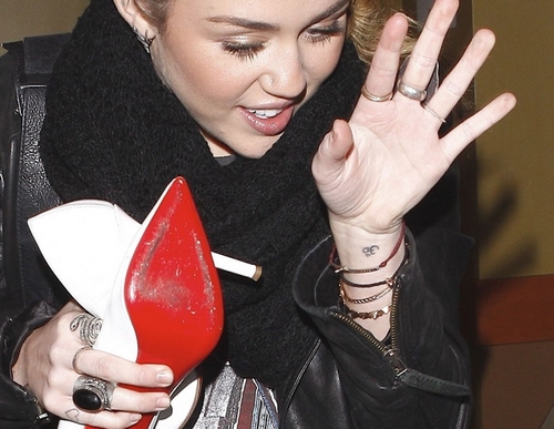 Miley Cyrus luce su nuevo tatuaje en la mu eca mientras tiene unos zapatos